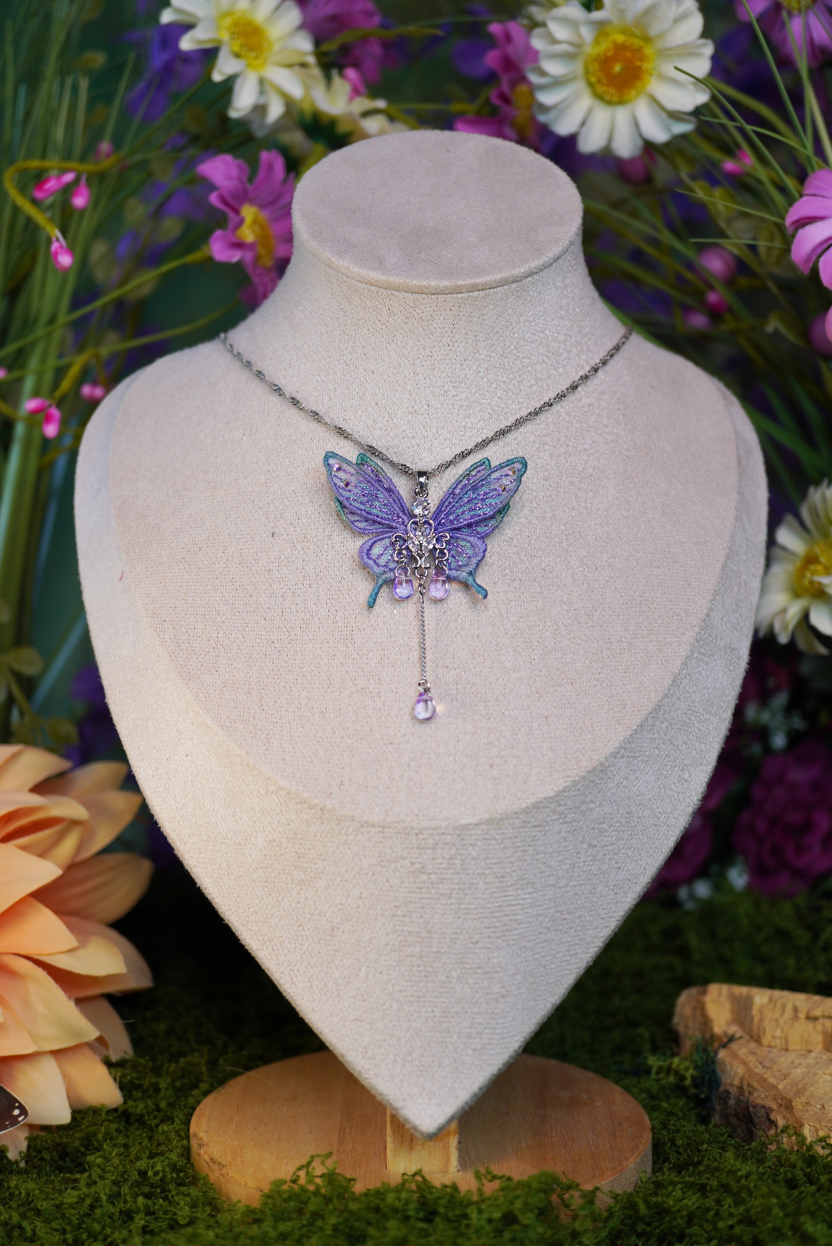 Collier mini-fée violet et reflets verts