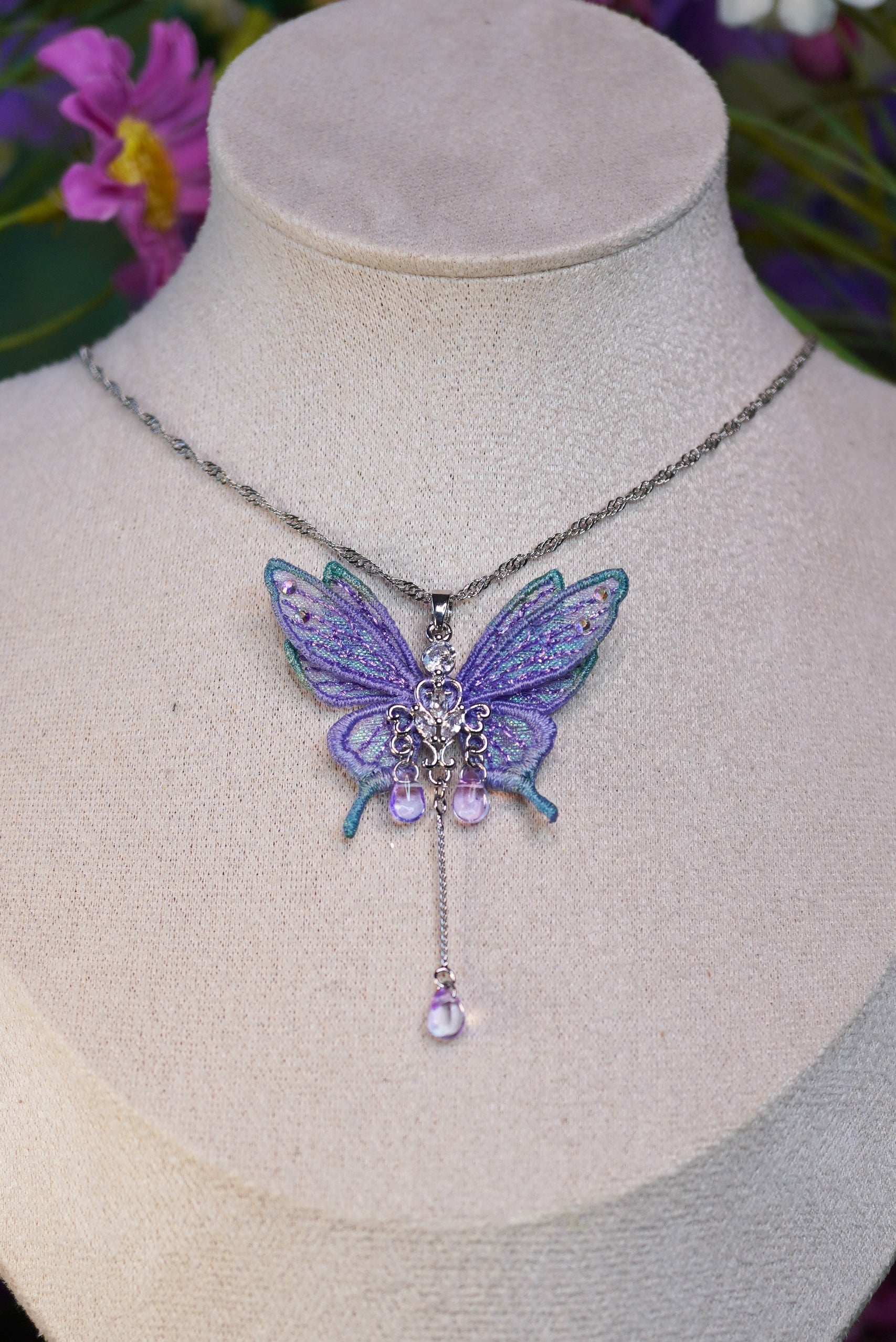 Collier mini-fée violet et reflets verts