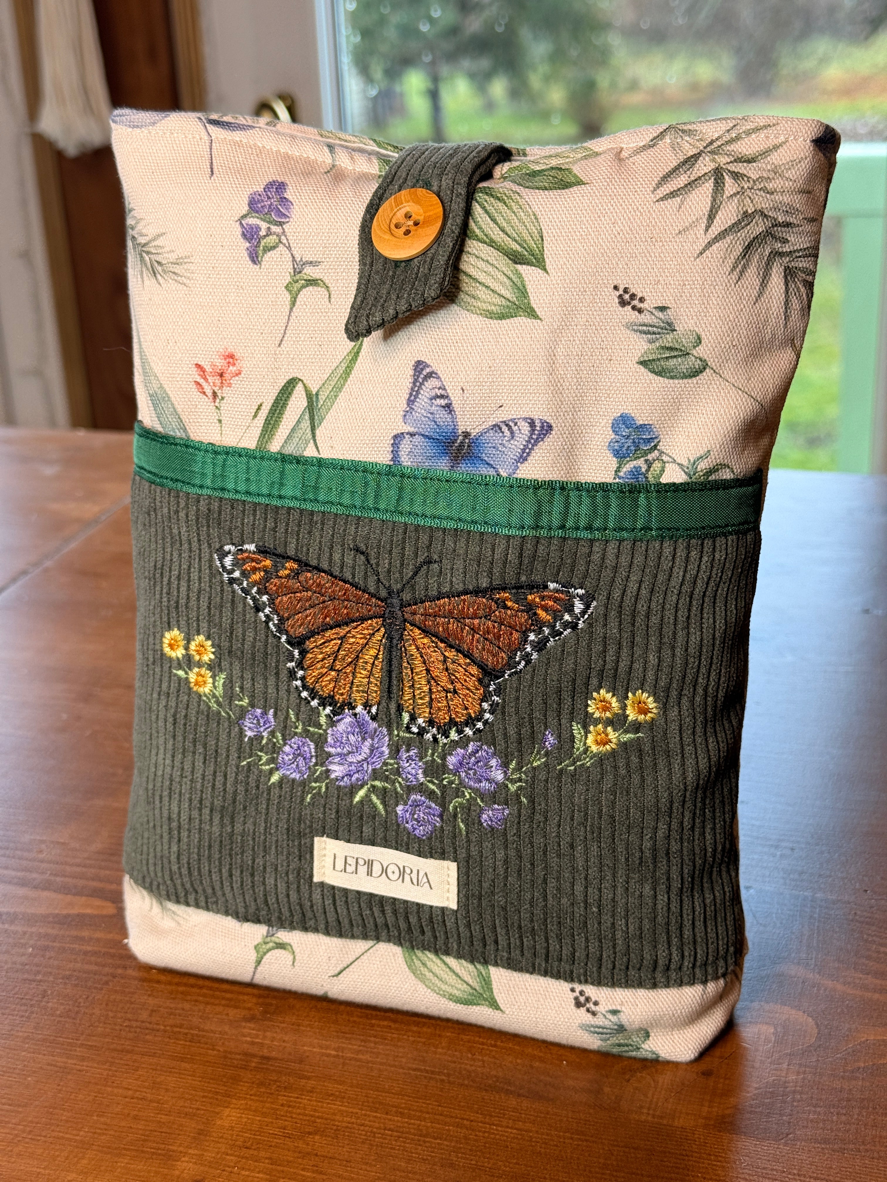 Pochette livre grand format "Papillon et fleurs violettes"