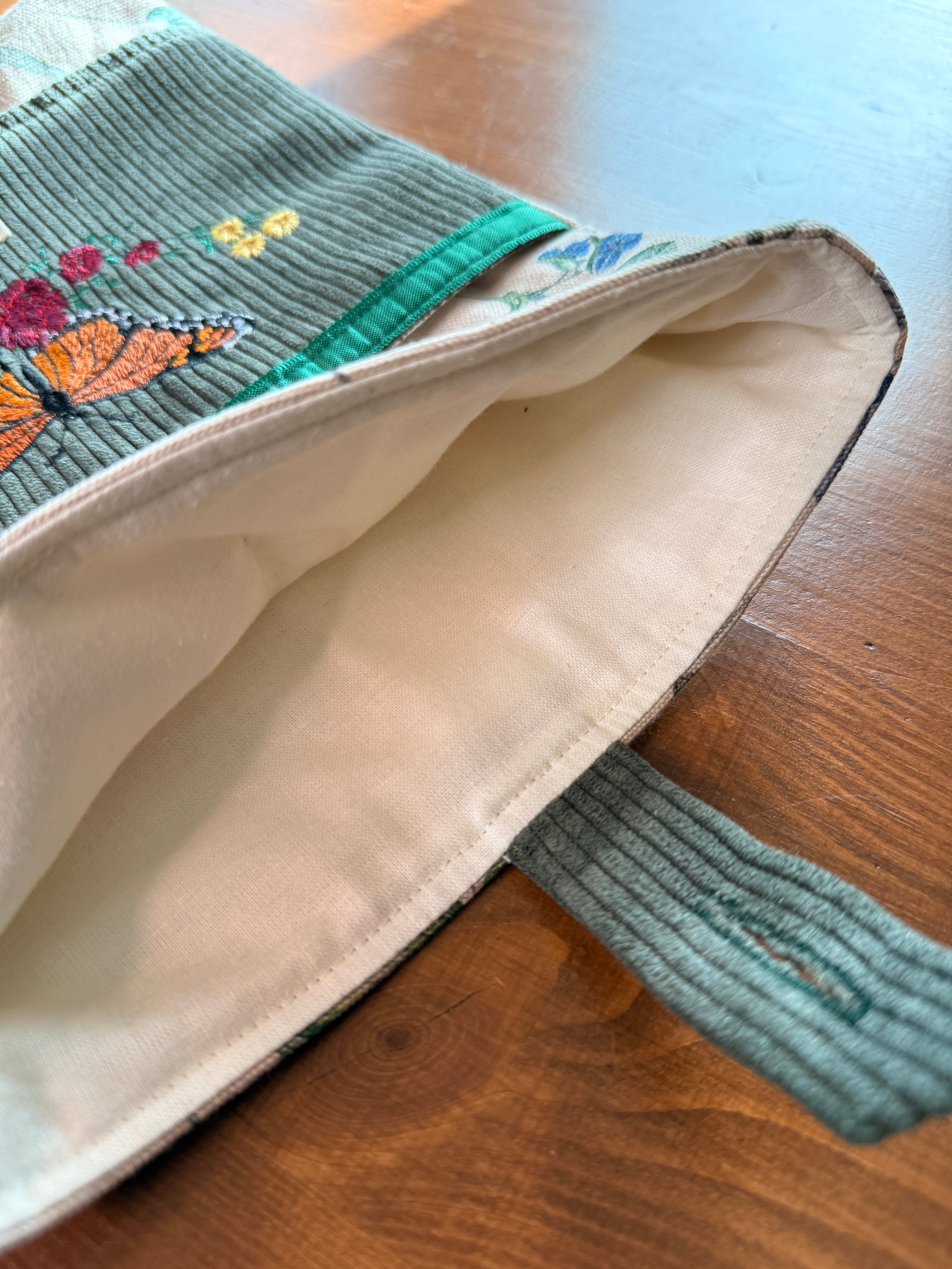 Pochette livre grand format "Papillon et fleurs rouges"