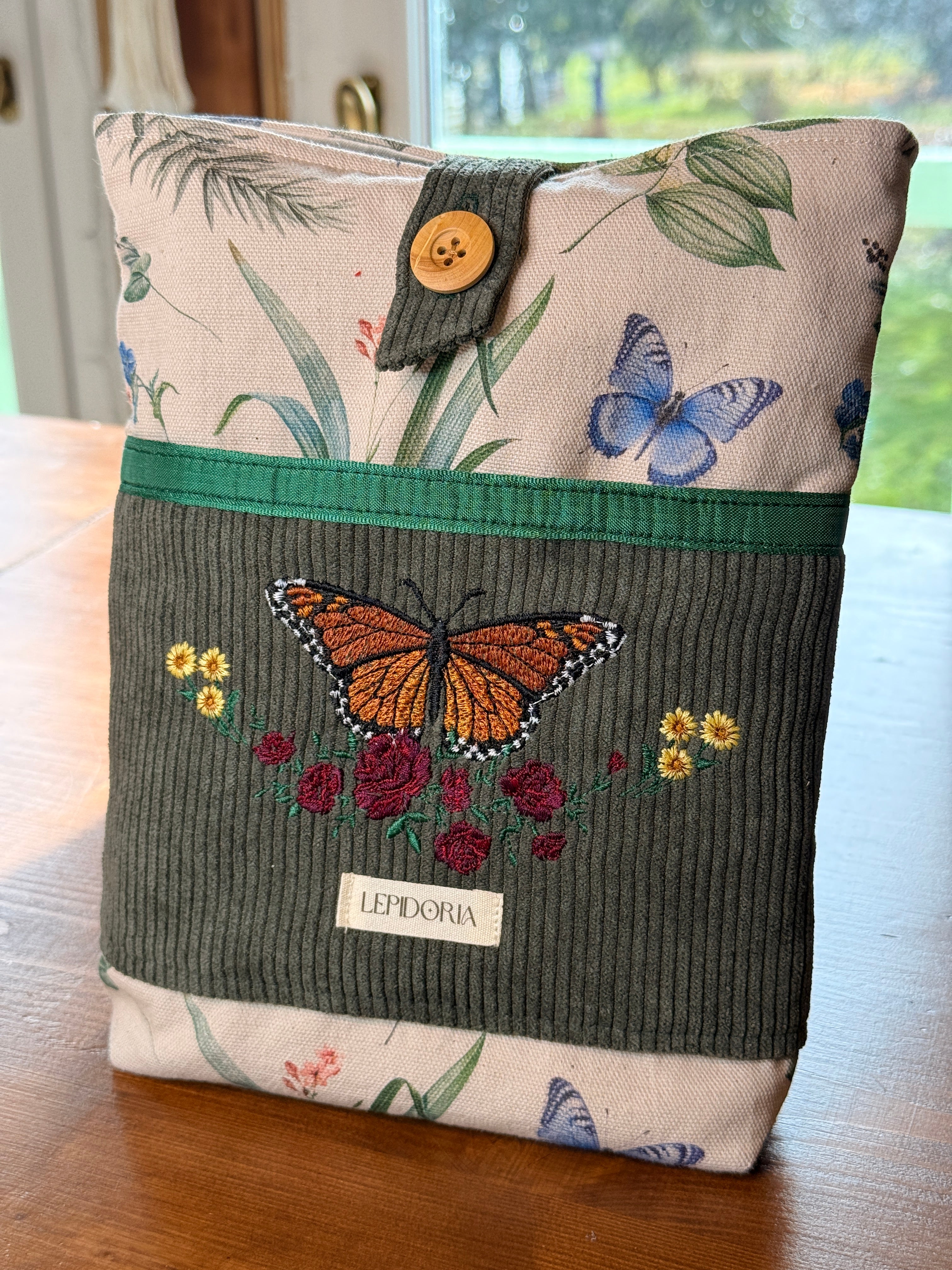 Pochette livre grand format "Papillon et fleurs rouges"