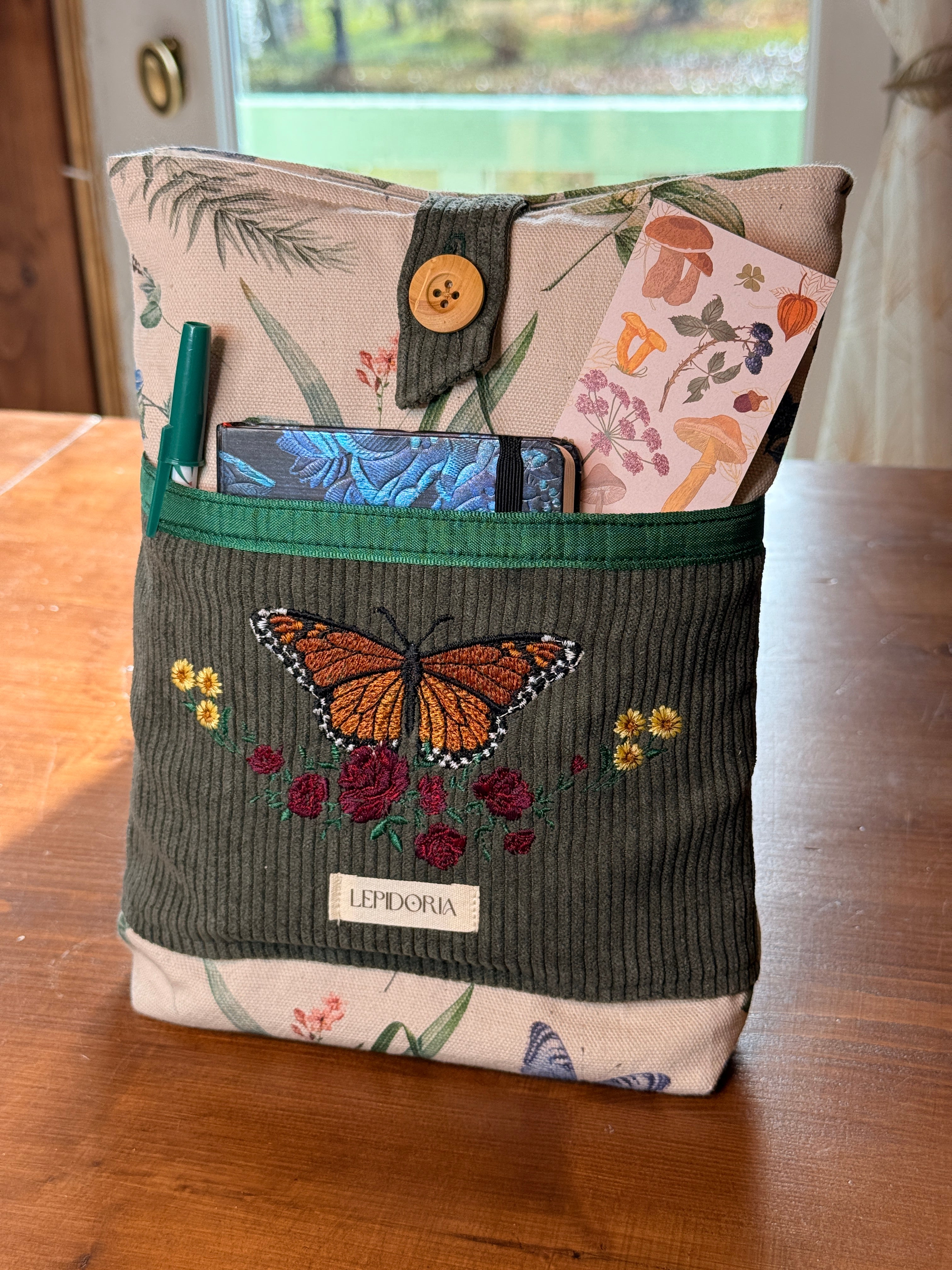 Pochette livre grand format "Papillon et fleurs rouges"